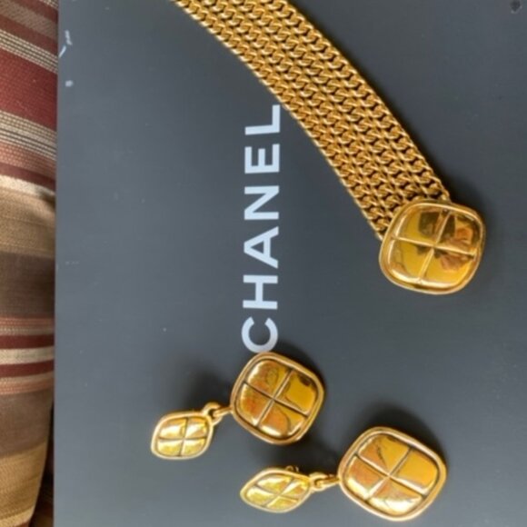 Chanel Quilted Rhombus Earrings - Picture 6 of 7